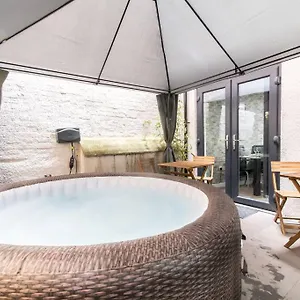 Apartment Luxury Hot Tub + 3 Double Bedrooms And Pool Table 
