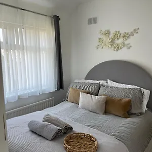 Holiday home 2 Bedroom House In With Garden 
